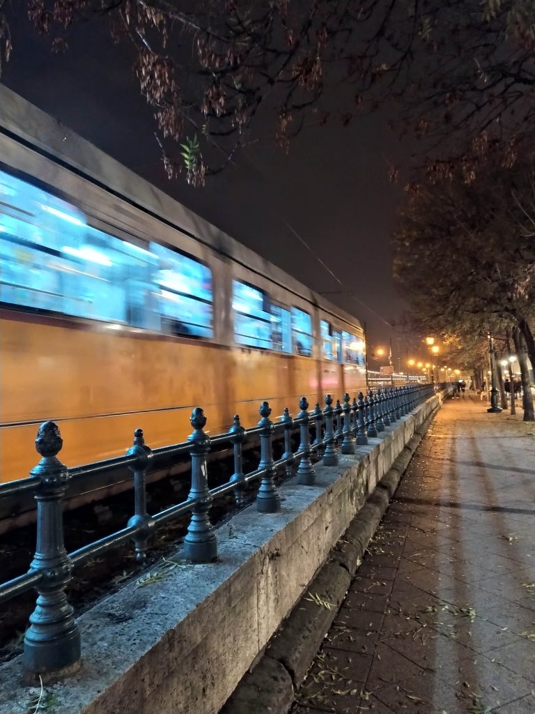 רכבת ברחוב בבודפשט