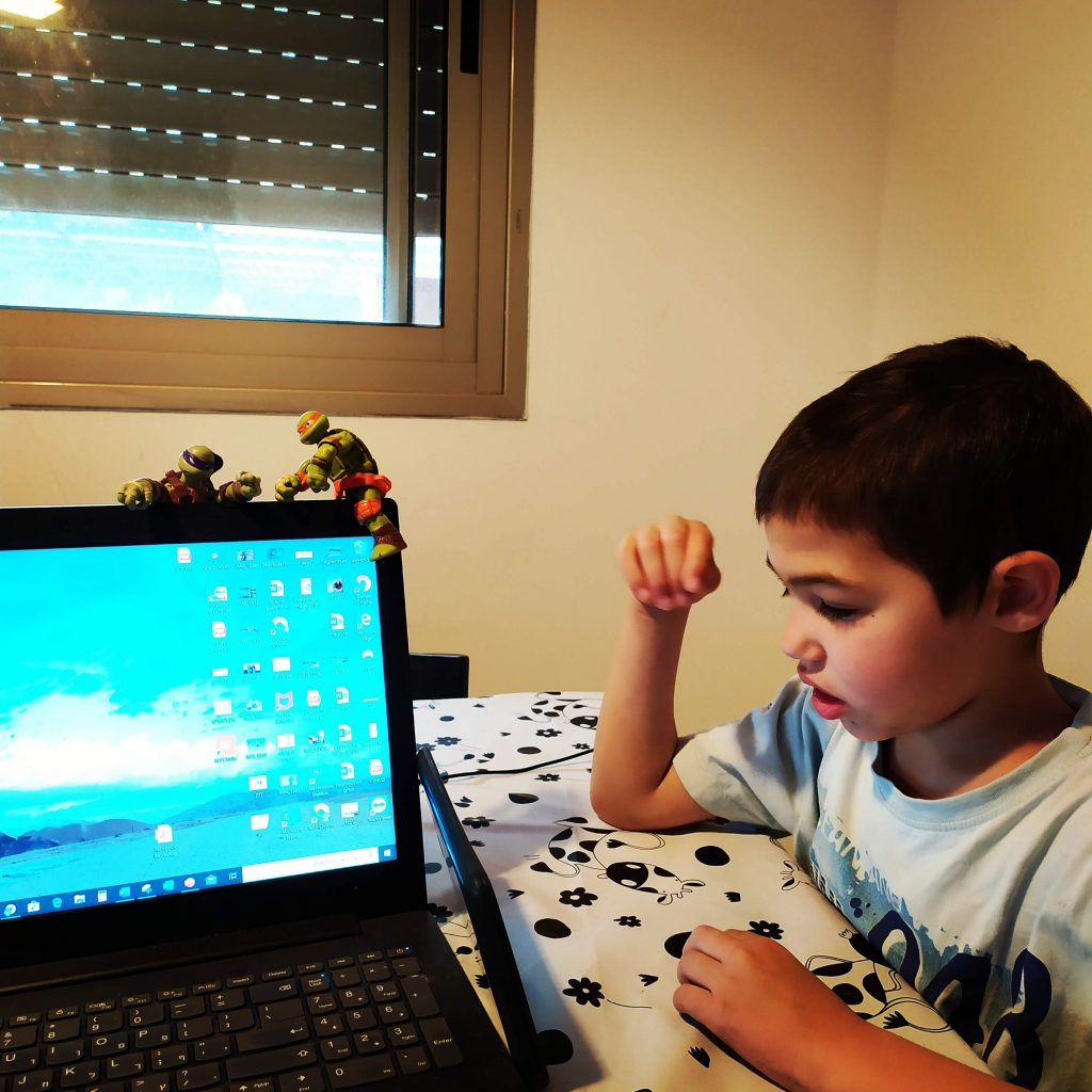 ילד משחק ומחשב נייד