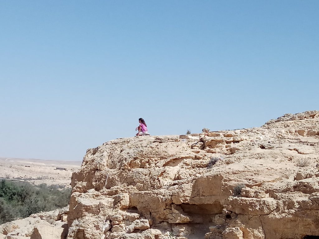 ילדה יושבת על הר צילום טלי בריל